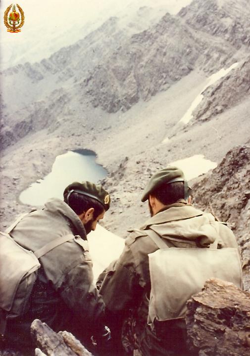 Consultando el mapa (Sierra Nevada septiembre 1979).jpg